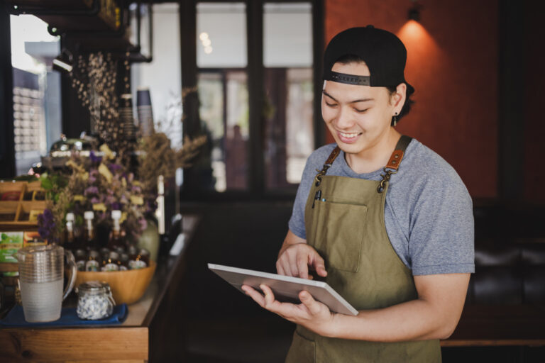 Chef utilizando um notebook para acompanhar informações da gestão do restaurante.